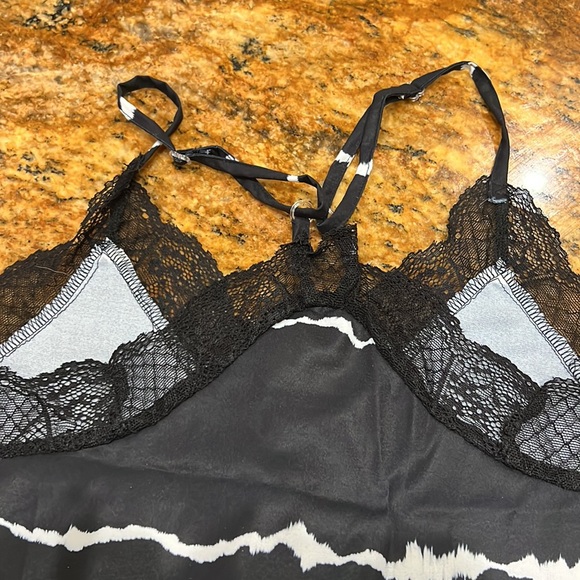 ⭐️NWOT⭐️ Black and White Lace Detail Tank Blouse - Picture 7 of 7